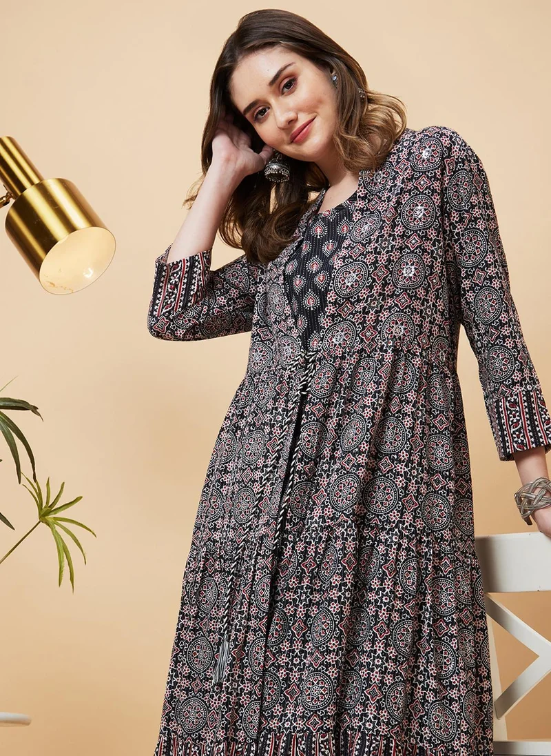 جلو باص كرتا أناركالي بطبقات مطبوعة بنقوش عرقية نسائية